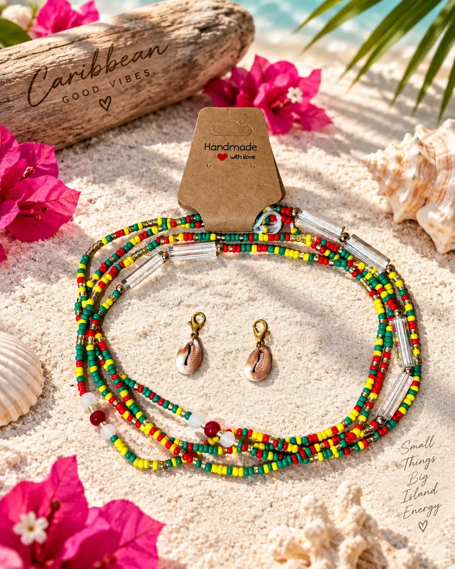 Baya Madras Classique posée sur le sable d'une plage de Guadeloupe, avec ses deux cauris dorés à clipser