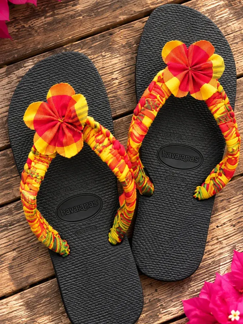 Tongs Madras faites main en Guadeloupe, semelle noire et fleur en madras rouge et jaune